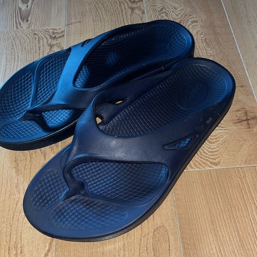 OOFOOS Blue Navy Blue Thong Sandals UNISEX M-8 W-10.